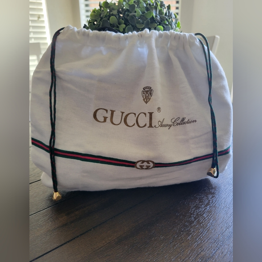 Women's vintage Gucci bag comes with dust bag